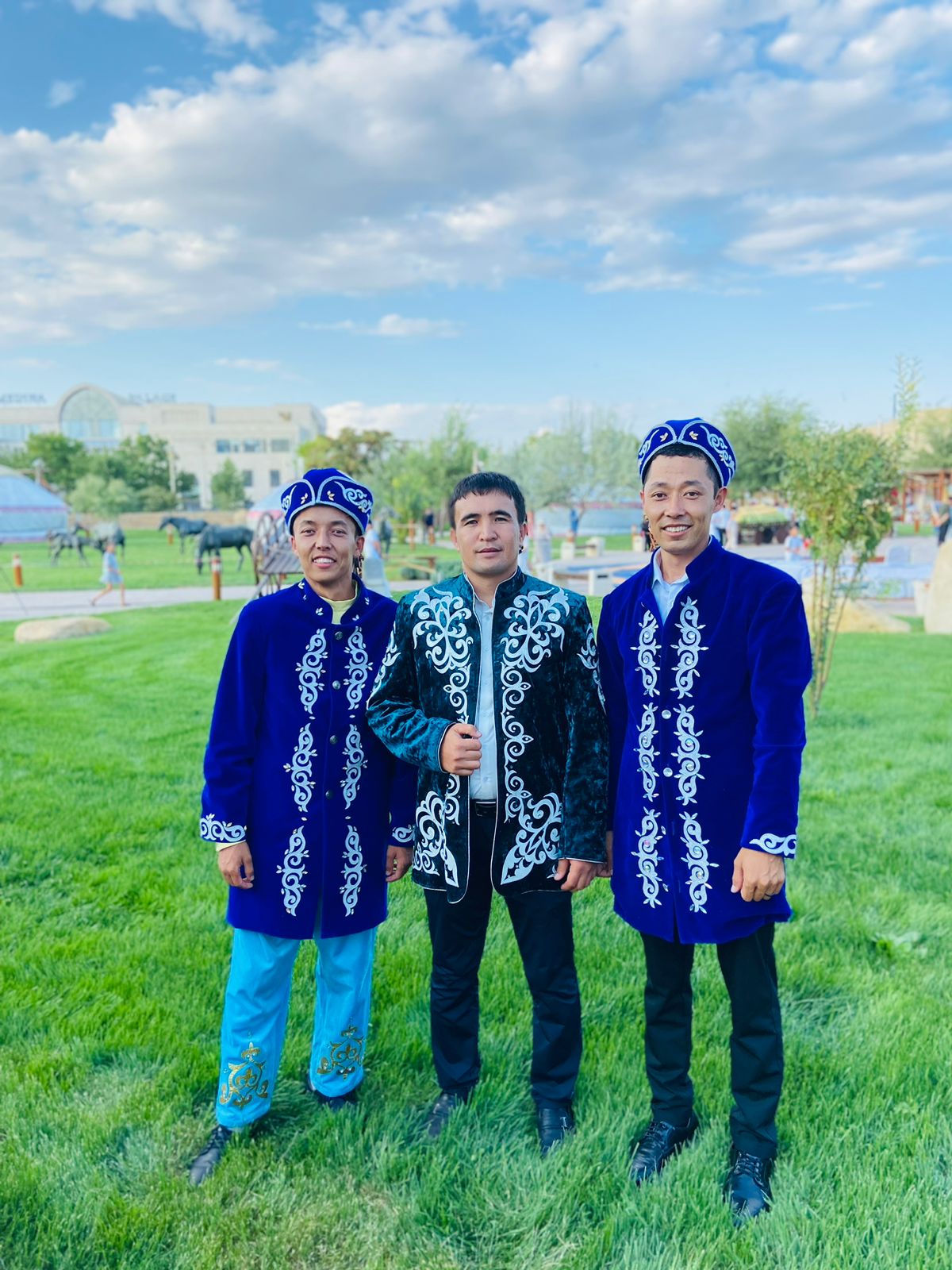 Шұлықтар мен ілмектегі қыздар